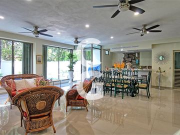 Casa en Venta en Cancun en Residencial Villa Magna con Alberca y Jardin
