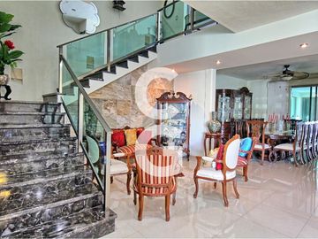 Casa en Venta en Cancun en Residencial Villa Magna con Alberca y Jardin