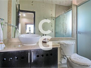Casa en Venta en Cancun en Residencial Villa Magna con Alberca y Jardin