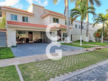 Casa en Venta en Cancun en Residencial Villa Magna con Alberca y Jardin