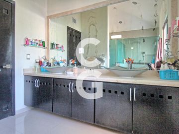 Casa en Venta en Cancun en Residencial Villa Magna con Alberca y Jardin