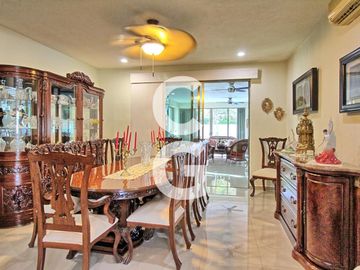 Casa en Venta en Cancun en Residencial Villa Magna con Alberca y Jardin