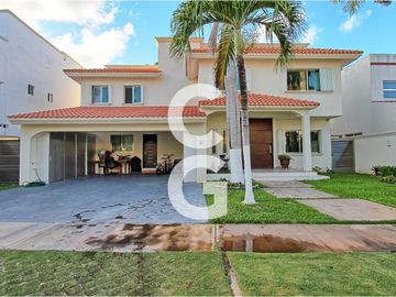 Casa en Venta en Cancun en Residencial Villa Magna con Alberca y Jardin