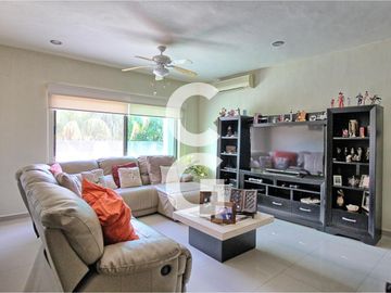 Casa en Venta en Cancun en Residencial Villa Magna con Alberca y Jardin