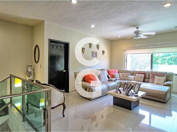 Casa en Venta en Cancun en Residencial Villa Magna con Alberca y Jardin
