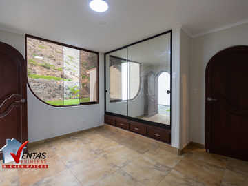 VENTA DE CASA INDEPENDIENTE  DE 1,100 M2 EN LA MOLINA, URB. RINCONADA DEL LAGO