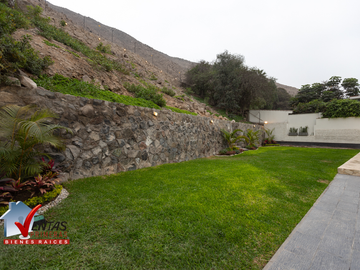 VENTA DE CASA INDEPENDIENTE  DE 1,100 M2 EN LA MOLINA, URB. RINCONADA DEL LAGO