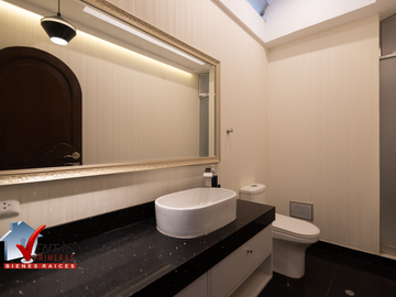 VENTA DE CASA INDEPENDIENTE  DE 1,100 M2 EN LA MOLINA, URB. RINCONADA DEL LAGO