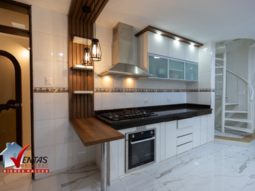 VENTA DE CASA INDEPENDIENTE  DE 1,100 M2 EN LA MOLINA, URB. RINCONADA DEL LAGO