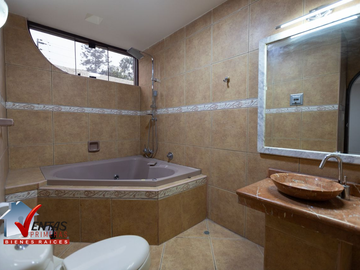 VENTA DE CASA INDEPENDIENTE  DE 1,100 M2 EN LA MOLINA, URB. RINCONADA DEL LAGO