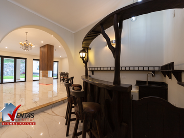 VENTA DE CASA INDEPENDIENTE  DE 1,100 M2 EN LA MOLINA, URB. RINCONADA DEL LAGO