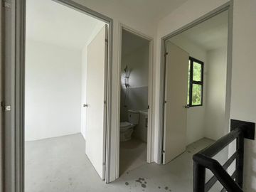 HOUSE AND LOT FOR SALE HANNA  QUADRUPLEX MINAMI RESIDENCES LOCATED GENERAL TRIAS CAVITE 45MINS AWAY FROM METRO MANILA .