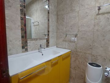 En Machala Sector Patria Nueva Se Vende Linda Casa de Dos Departamentos Comodos, Aplica BIESS, Acabados Importados