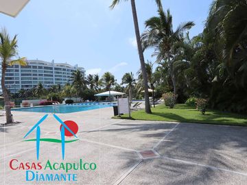 Depa con terraza y vista a los jardines y albercas