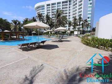 Depa con terraza y vista a los jardines y albercas