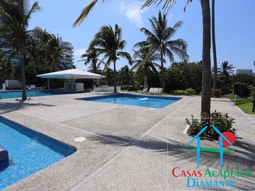 Depa con terraza y vista a los jardines y albercas