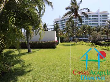 Depa con terraza y vista a los jardines y albercas