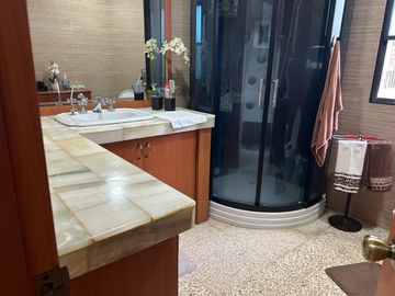 VENDO PROPIEDAD DOBLE Y MUY AMPLIA EN SAN SEBASTIÁN