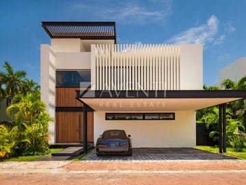 Casa en Venta en Isla Dorada Residencial en Cancún, Quintana Roo.