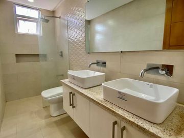 3-Storey 9 Bedroom House & Lot for RENT/SALE in Hensonville Angeles City near Clark