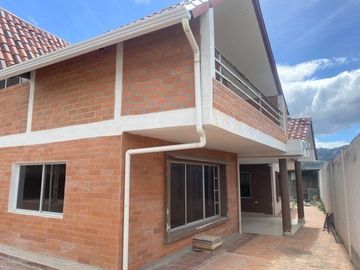 Propiedad en venta ideal para fábrica, vivienda o quinta sector Chuquipata (UNAE)