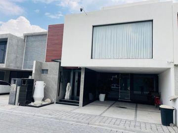 Venta Excelente Casa Zona Angelópolis, muy cerca SONATA
