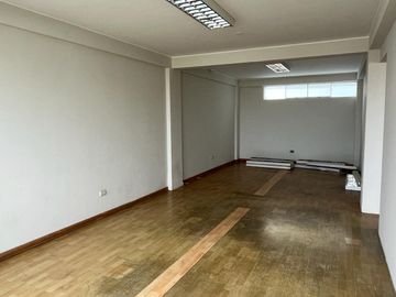 Local comercial con vista a la calle, en avenida principal en plena zona comercial de Chorrillos.