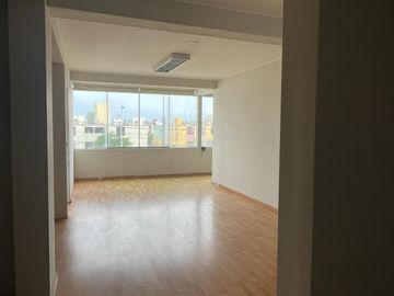 Local comercial con vista a la calle, en avenida principal en plena zona comercial de Chorrillos.