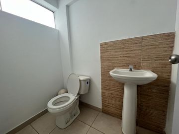 Local comercial con vista a la calle, en avenida principal en plena zona comercial de Chorrillos.