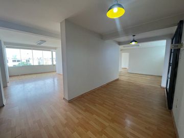 Local comercial con vista a la calle, en avenida principal en plena zona comercial de Chorrillos.