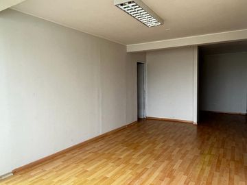 Local comercial con vista a la calle, en avenida principal en plena zona comercial de Chorrillos.