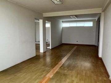 Local comercial con vista a la calle, en avenida principal en plena zona comercial de Chorrillos.