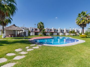 CASA EN VENTA DE 3 RECÁMARAS, ALBERCAS, CANCHAS DEPORTIVAS. UBICADA EN XOCHITEPEC, MORELOS.