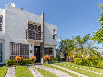 CASA EN VENTA DE 3 RECÁMARAS, ALBERCAS, CANCHAS DEPORTIVAS. UBICADA EN XOCHITEPEC, MORELOS.