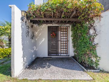 CASA EN VENTA DE 3 RECÁMARAS, ALBERCAS, CANCHAS DEPORTIVAS. UBICADA EN XOCHITEPEC, MORELOS.