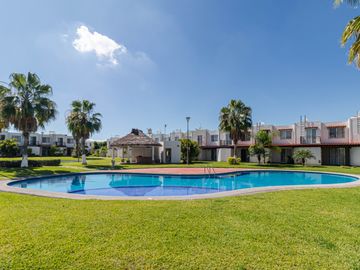CASA EN VENTA DE 3 RECÁMARAS, ALBERCAS, CANCHAS DEPORTIVAS. UBICADA EN XOCHITEPEC, MORELOS.