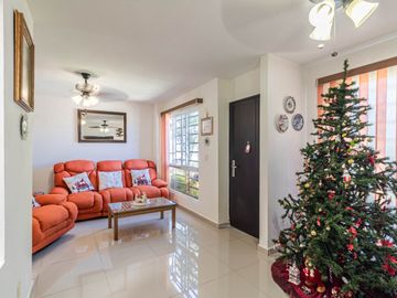 CASA EN VENTA DE 3 RECÁMARAS, ALBERCAS, CANCHAS DEPORTIVAS. UBICADA EN XOCHITEPEC, MORELOS.