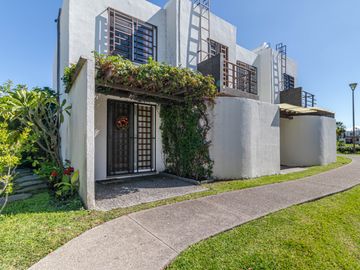 CASA EN VENTA DE 3 RECÁMARAS, ALBERCAS, CANCHAS DEPORTIVAS. UBICADA EN XOCHITEPEC, MORELOS.