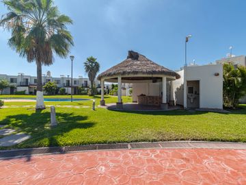 CASA EN VENTA DE 3 RECÁMARAS, ALBERCAS, CANCHAS DEPORTIVAS. UBICADA EN XOCHITEPEC, MORELOS.