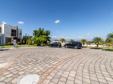 CASA EN VENTA DE 3 RECÁMARAS, ALBERCAS, CANCHAS DEPORTIVAS. UBICADA EN XOCHITEPEC, MORELOS.