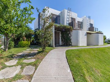 CASA EN VENTA DE 3 RECÁMARAS, ALBERCAS, CANCHAS DEPORTIVAS. UBICADA EN XOCHITEPEC, MORELOS.