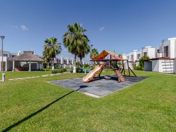 CASA EN VENTA DE 3 RECÁMARAS, ALBERCAS, CANCHAS DEPORTIVAS. UBICADA EN XOCHITEPEC, MORELOS.