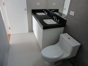 PENTHOUSE DUPLEX EN VENTA EN MIRAFLORES CON VISTA A HUACA PUCLLANA