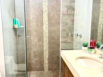 Moderno Dpto Amoblado de 2 Dorm. y un Estudio, Vista Interior y Céntrico