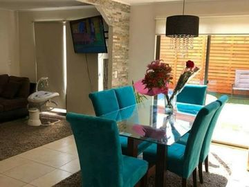 CASA EN VENTA CON PISCINA TEMPERADA 4D/3B - ESTANCIA LIRAY/COLINA