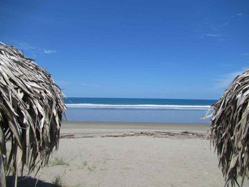 casa de venta cerca al mar en puerto cayo manabi