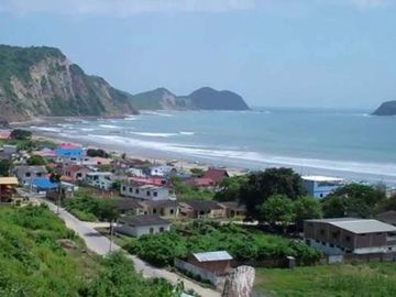 casa de venta cerca al mar en puerto cayo manabi