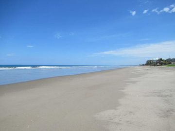 casa de venta cerca al mar en puerto cayo manabi