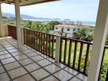 casa de venta cerca al mar en puerto cayo manabi