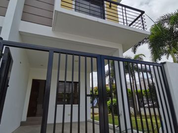 Townhouse Subdivision near Las Piñas Riverdrive
